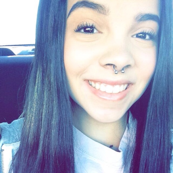 Profile Picture of Alicia Whitner (@aliciasimone) on Poshmark