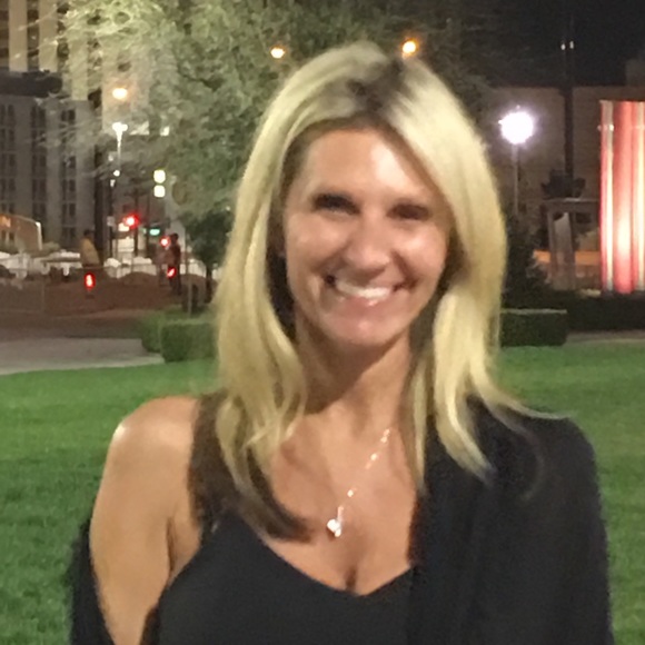 Profile Picture of Danielle Deblanco (@jtnbre) on Poshmark