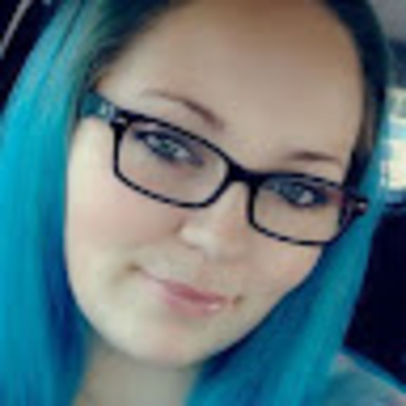 Profile Picture of Taylor Shoap (@taybarfield1230) on Poshmark