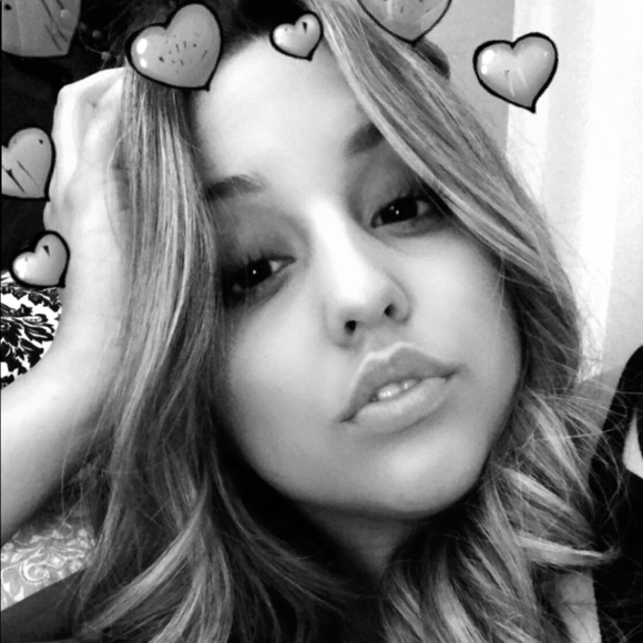 Profile Picture of Bernice Favela (@bernicefavela) on Poshmark