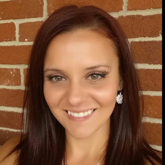Profile Picture of Amber Kasinger (@kasingera72058) on Poshmark