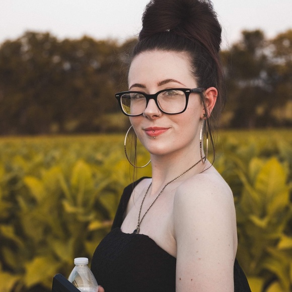 Rebecca Skeen - Poshmark Profile Picture of Rebecca Skeen (@ramonxflowxrs) on Poshmark