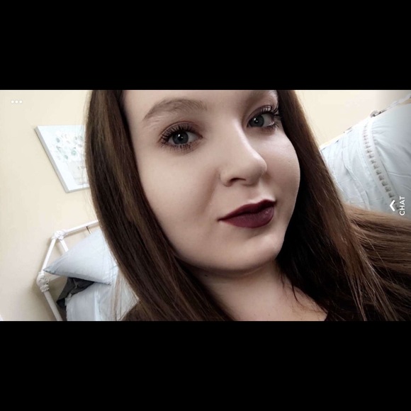 Profile Picture of Jazmine Holybee (@jazmineholybee) on Poshmark