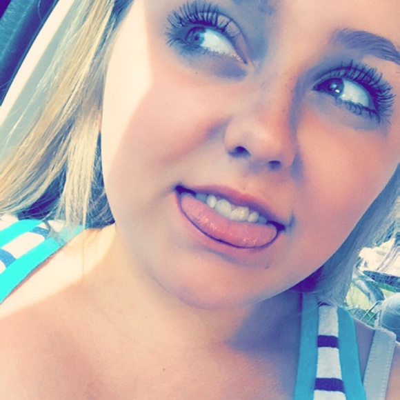 Profile Picture of Emily Andrews (@eeandrews03) on Poshmark