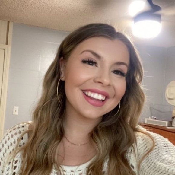 Profile Picture of Mia Ahlstrom (@miaahlstrom) on Poshmark