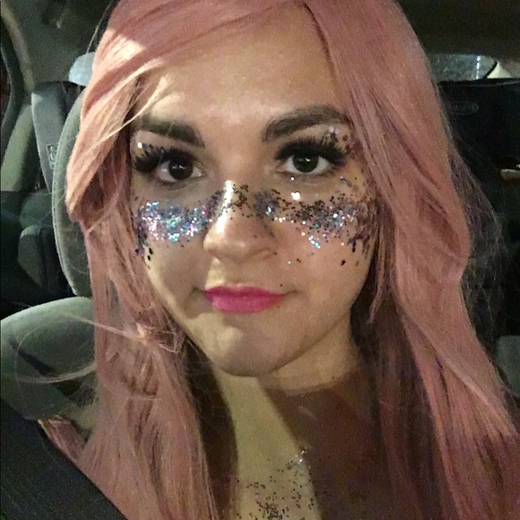 Profile Picture of Julia Bueno (@juliafbueno) on Poshmark