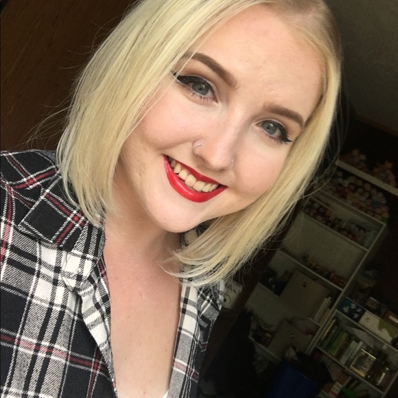 Profile Picture of Christina Morehead (@lizardboob) on Poshmark