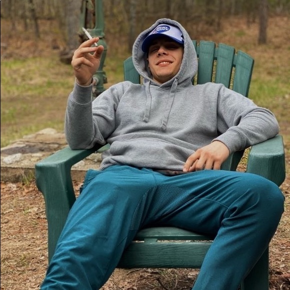 Profile Picture of Alex Stuewer (@stewiethedon) on Poshmark