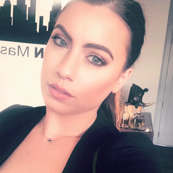 Profile Picture of Danielle Goodhart (@10dgoodhart) on Poshmark