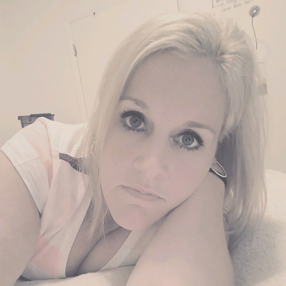 Profile Picture of Carrie Fink (@cfink1977) on Poshmark