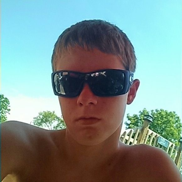 Profile Picture of Clinton Greene (@clinton_greene) on Poshmark