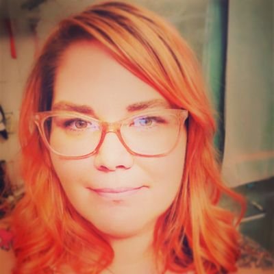 Profile Picture of Elizabeth Hanson (@craftypinupgirl) on Twitter