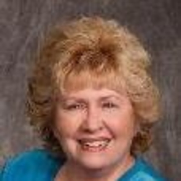 Profile Picture of Pamela Adams (@pamelafazalare) on Poshmark