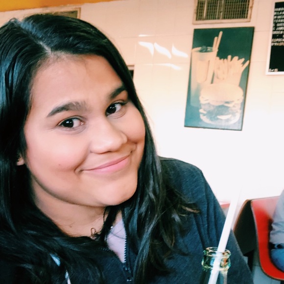 Profile Picture of Daniela Nieves (@imarnieves) on Poshmark