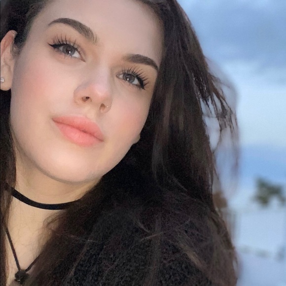 Megan Burriss - Poshmark Profile Picture of Megan Burriss (@mbrrss) on Poshmark