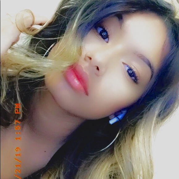 Profile Picture of Nayeli Robles (@n4yy3li) on Poshmark