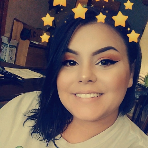 Profile Picture of Lori Solis (@lori_solis) on Poshmark