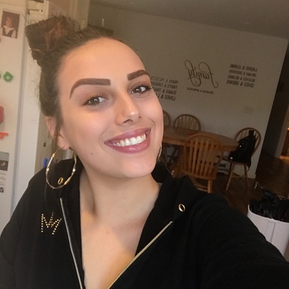 Profile Picture of Maddy Cryan (@maddyxo998) on Poshmark