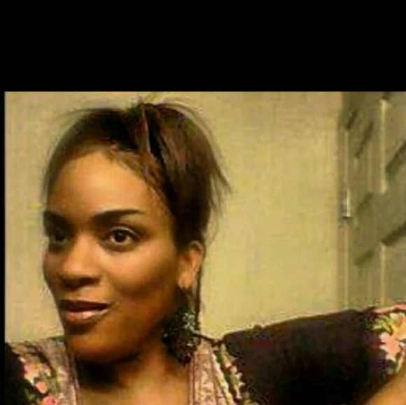Profile Picture of Veronica Hodge (@veronicahodge) on Poshmark
