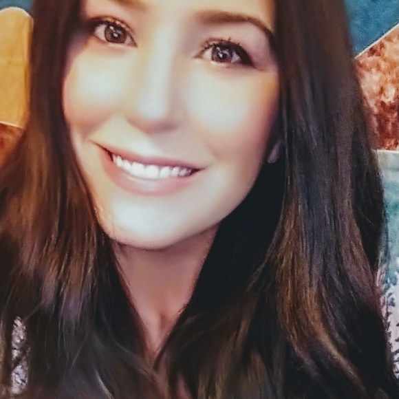 Profile Picture of Snow Snow (@karen_snow) on Poshmark