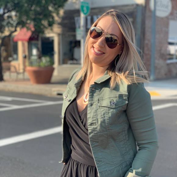 Dani Taylor - Poshmark Profile Picture of Dani Taylor (@danigirl1985) on Poshmark