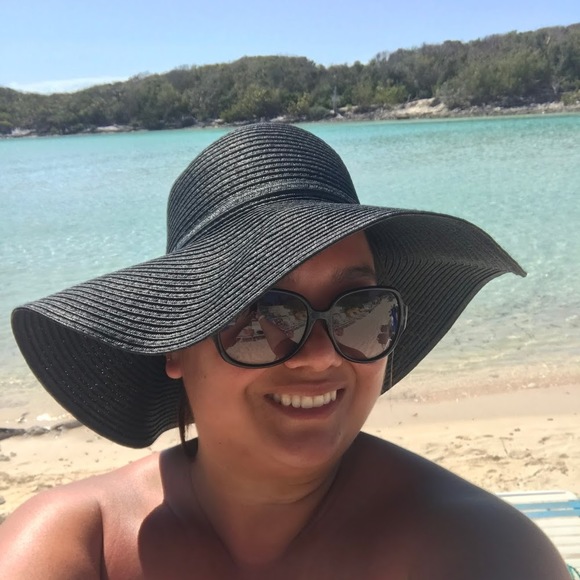 Profile Picture of Daniella Alvarez (@dralvarez2007) on Poshmark