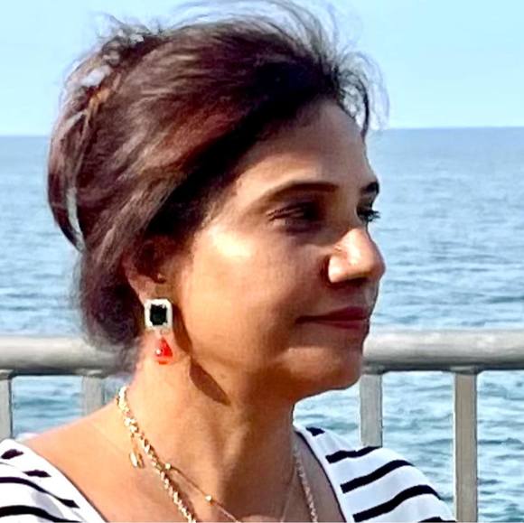 Profile Picture of Neena Fready (@neenafrady) on Poshmark