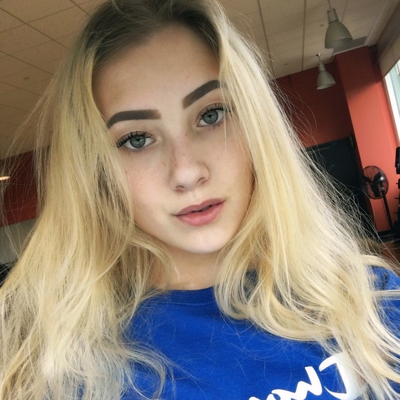 Profile Picture of Kaelee Lundeen (@kaysclothing00) on Poshmark