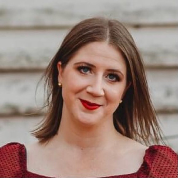 Profile Picture of Laura Clouse (@greenroses00) on Poshmark