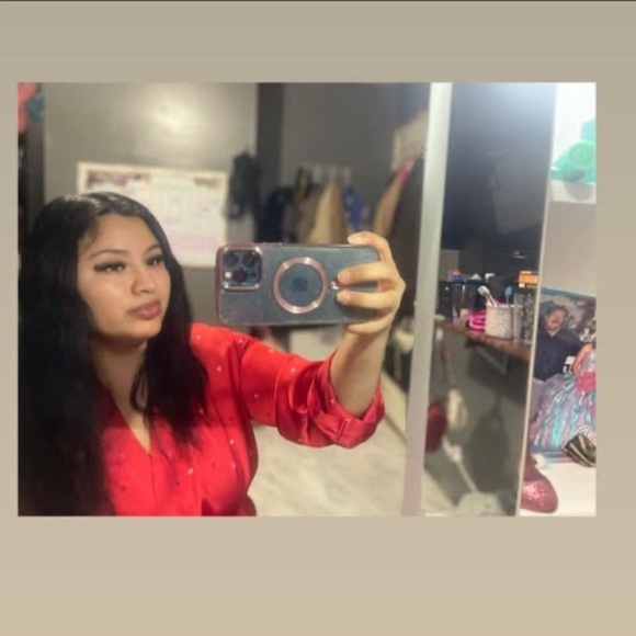 Profile Picture of Karina Karina (@kparedes171) on Poshmark