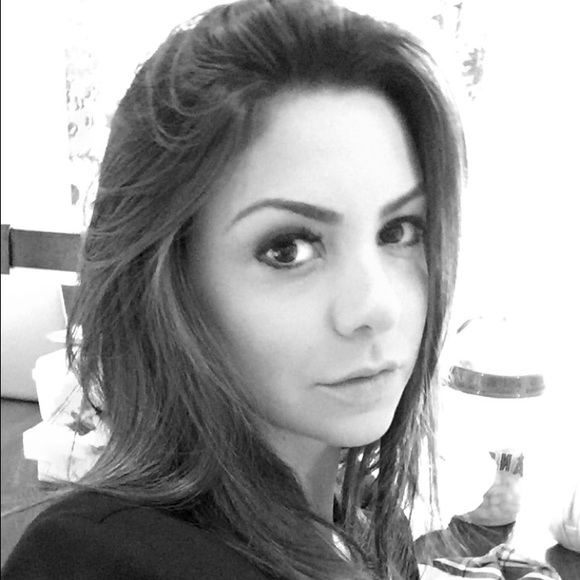 Profile Picture of Juliana Zanotti (@jujuzanotti) on Poshmark