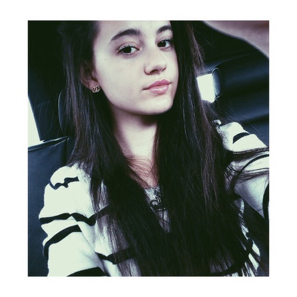 Profile Picture of Alexis Mahar (@glamwithlexie) on Poshmark