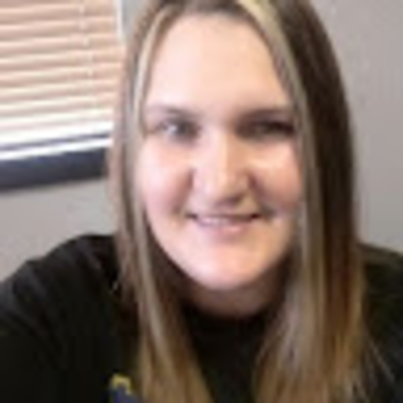 Profile Picture of Laura Tropepe (@livebyfaith918) on Poshmark