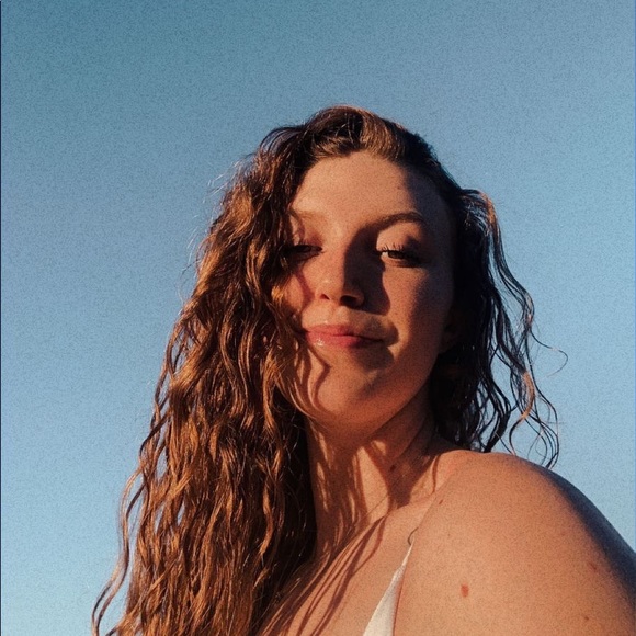 Profile Picture of Jillian Neal (@jillianneal550) on Poshmark