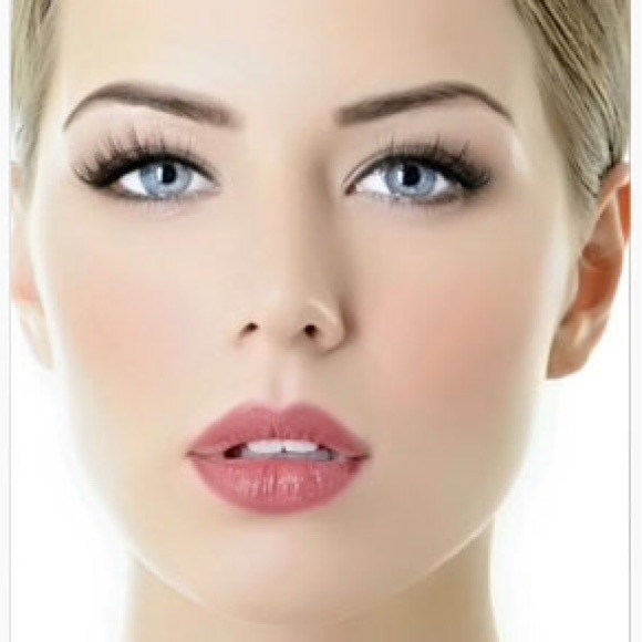 Profile Picture of Victoria Jeross (@victoriajeross) on Poshmark