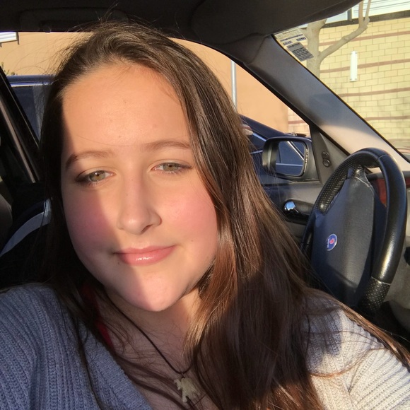 Profile Picture of Avery Luttropp (@averyluttropp) on Poshmark