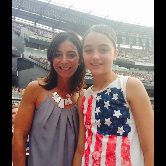 Profile Picture of Victoria Sizmur (@victoria36s) on Poshmark