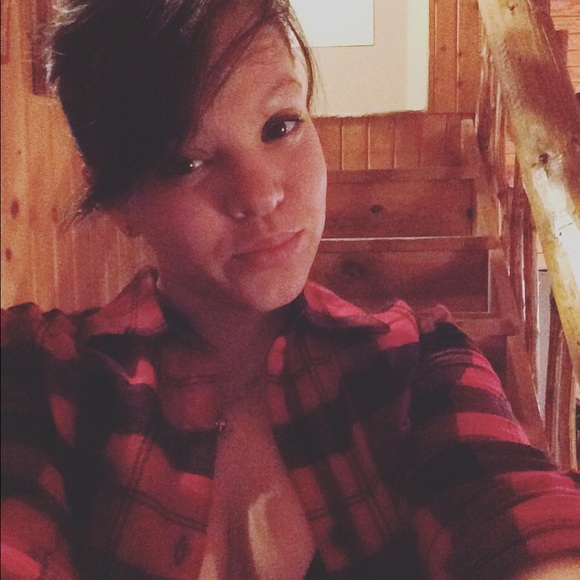 Profile Picture of Anna Klagge (@amklagge) on Poshmark