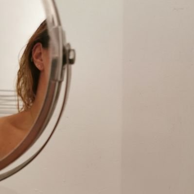 Profile Picture of AZ (@LeaHoll) on Twitter