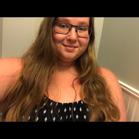 Profile Picture of Amelia Swinimer (@ameliaswinimer) on Poshmark