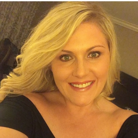 Profile Picture of Ashley Kelnhofer (@ash_k18) on Poshmark