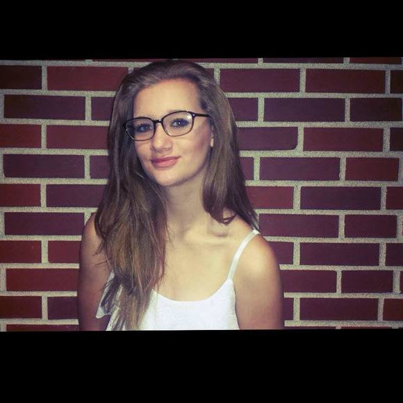 Profile Picture of Rebecca Stallbaumer (@joystallbaumer) on Poshmark