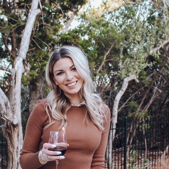 Profile Picture of Susanne Daniels (@susannekdaniels) on Poshmark