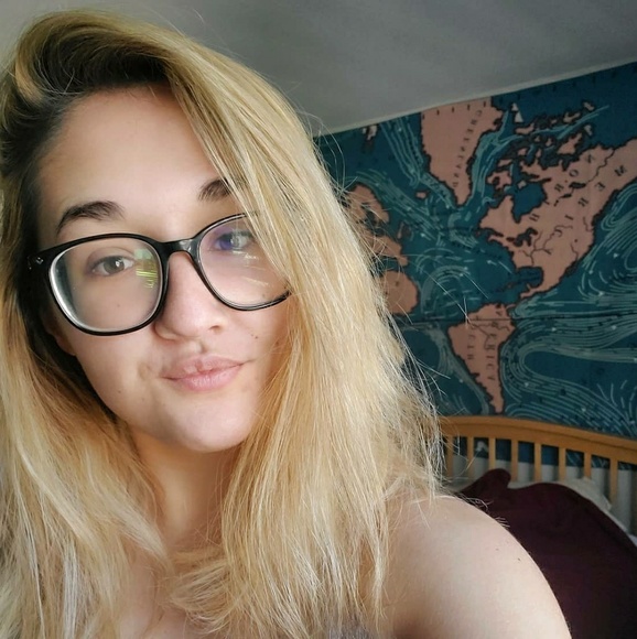 Profile Picture of Emily Buckbinder (@emilybuckbinder) on Poshmark