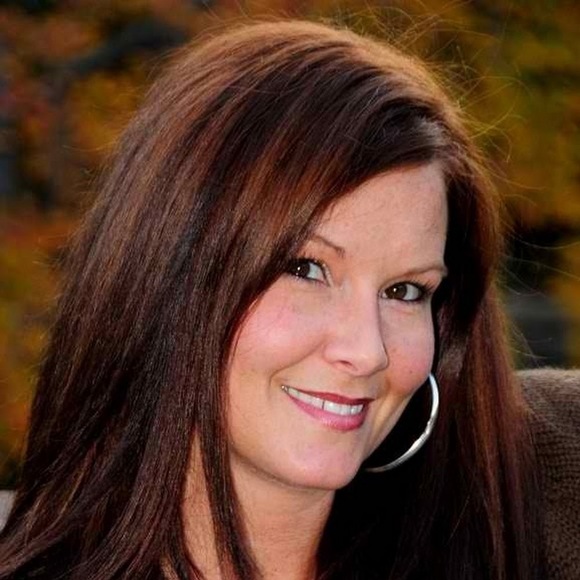 Profile Picture of Christie Hammitt (@christiehammitt) on Poshmark