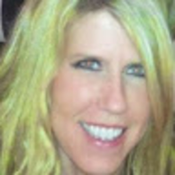Profile Picture of Diana Albertson (@diana_albertson) on Poshmark