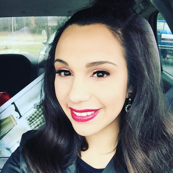 Profile Picture of Selena Pavlides (@spavlides18) on Poshmark