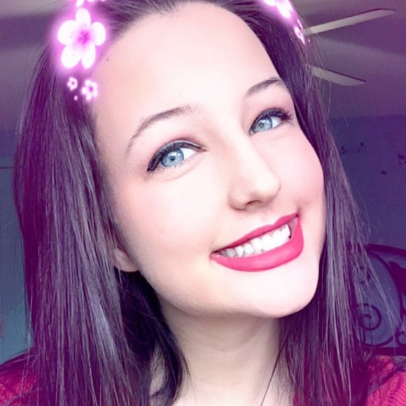 Profile Picture of Skye Ryan (@skyeelexis) on Poshmark