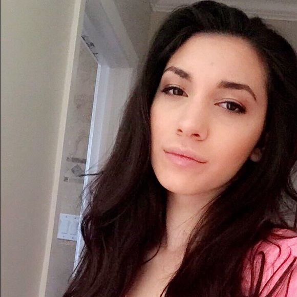 Profile Picture of Angela Ionescu (@angelaion7) on Poshmark