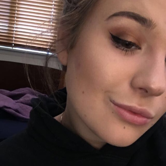 Profile Picture of Emily Sovay (@emsov) on Poshmark